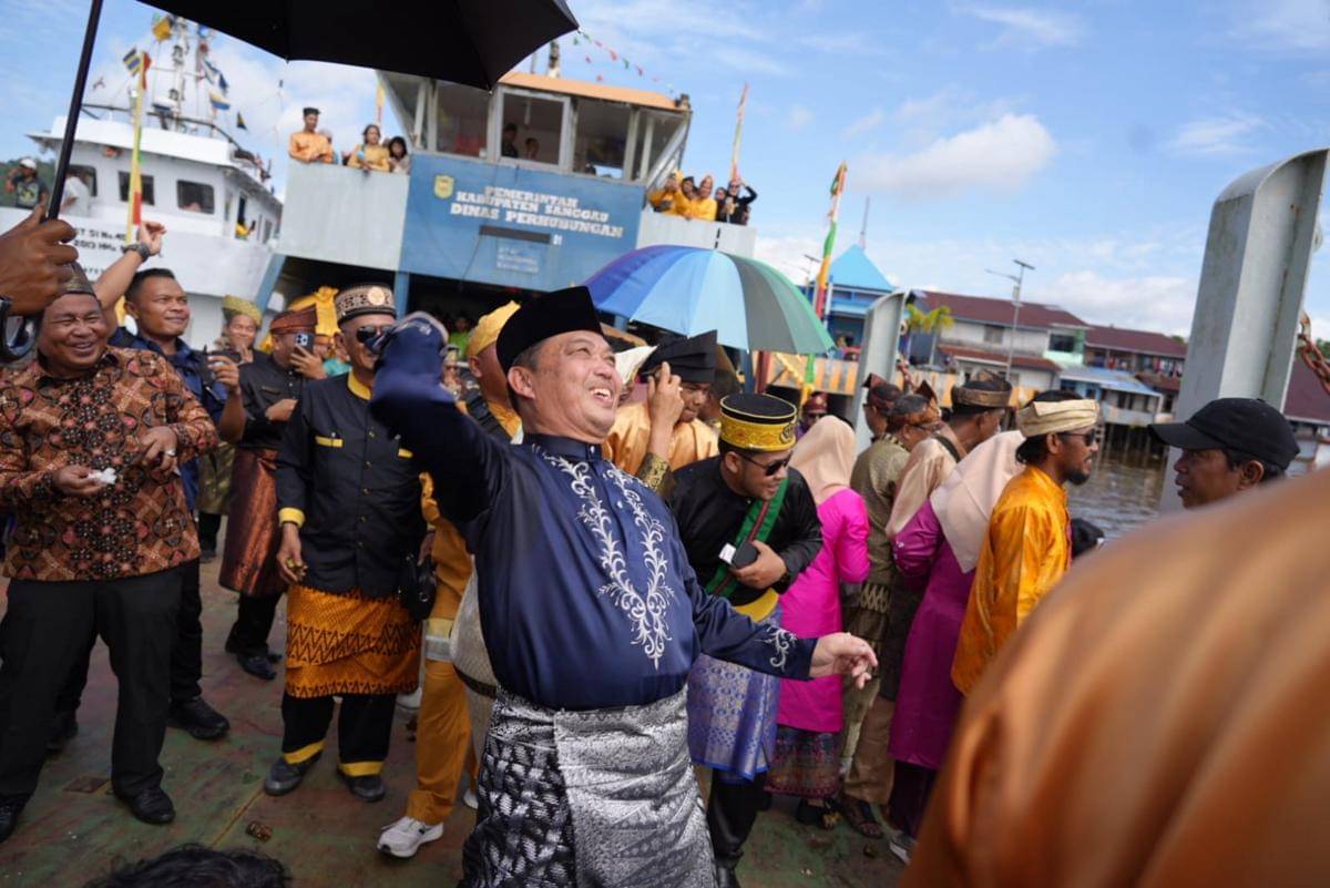 Gubernur Kalbar, Ria Norsan ikut perang ketupat.