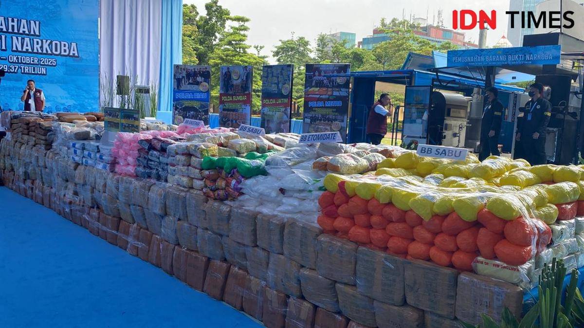 Narkoba senilai Rp29,37 triliun ini dimusnahkan di Lapangan Bhayangkara, Jakarta Selatan pada hari ini (29/10/2025). (IDN Times/Irfan Fathurohman)