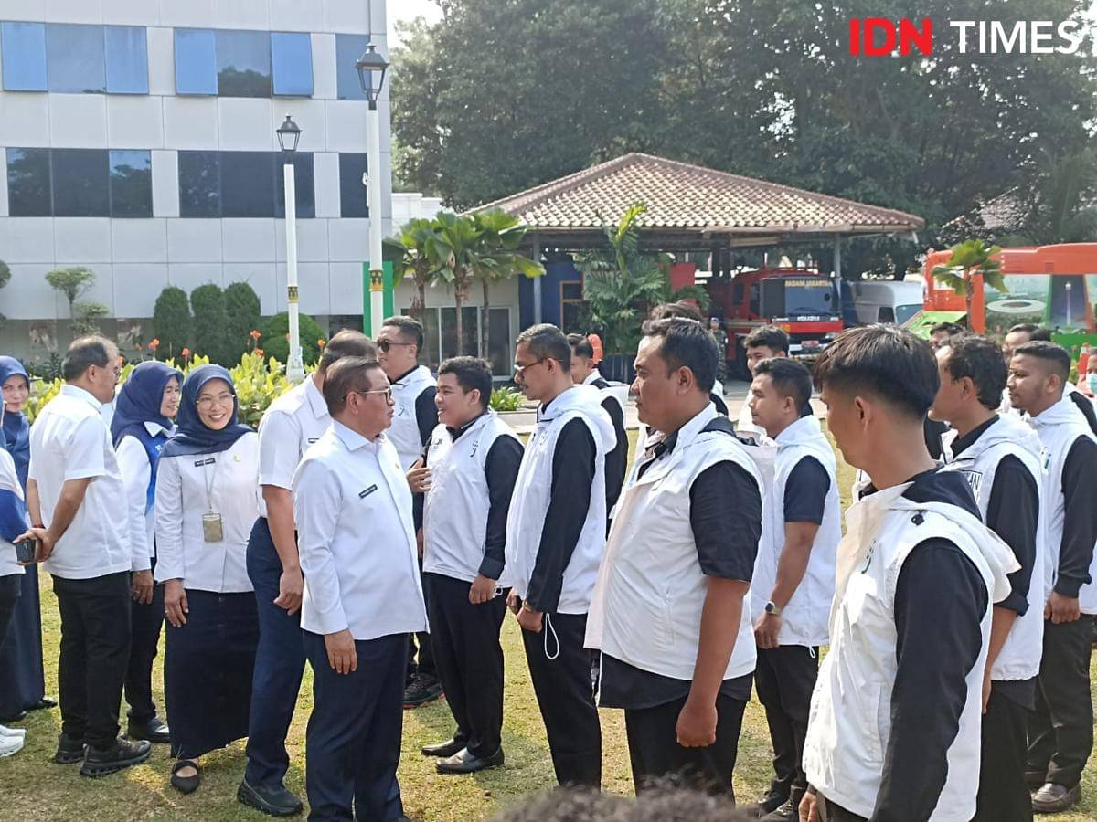 Gubernur DKI Jakarta Pramono Anung meluncurkan pasukan putih tenaga kesehatan Dinas Kesehatan DKI Jakarta di Balai Kota, Rabu (29/10/2025). (IDN Times/Dini Suciatiningrum)