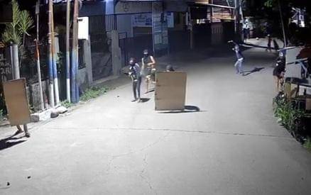 Tangkapan lapar rekaman CCTV memperlihatkan pemuda di Makassar bentrok. (Dok. Istimewa)
