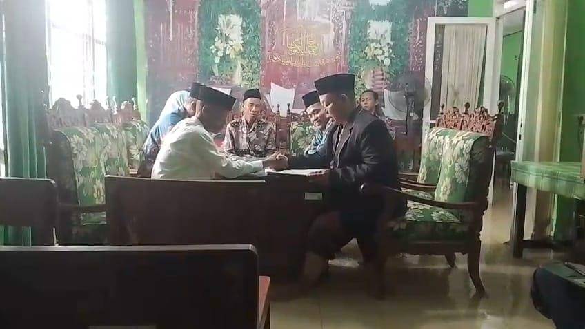 Layanan akad nikah tetap berjalan meski banjir merendam kantor KUA Genuk Semarang. (Dok. Kemenag)