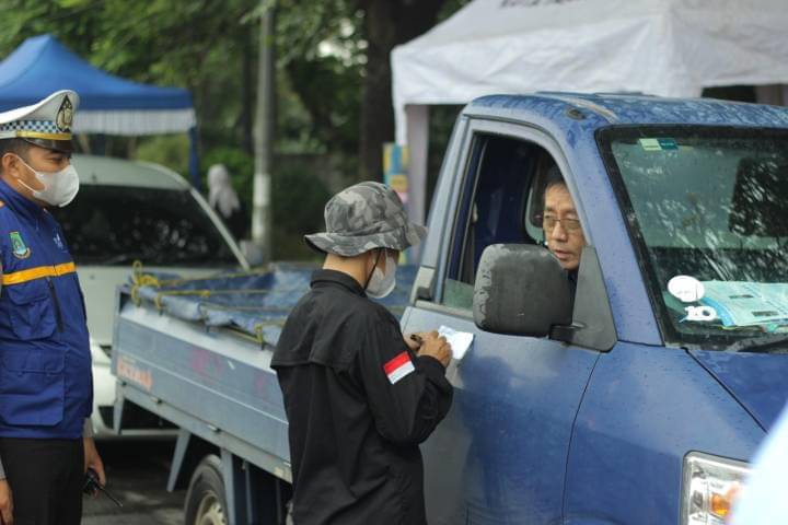 Petugas mendata pengendara untuk diuji emosi di Kota Tangerang