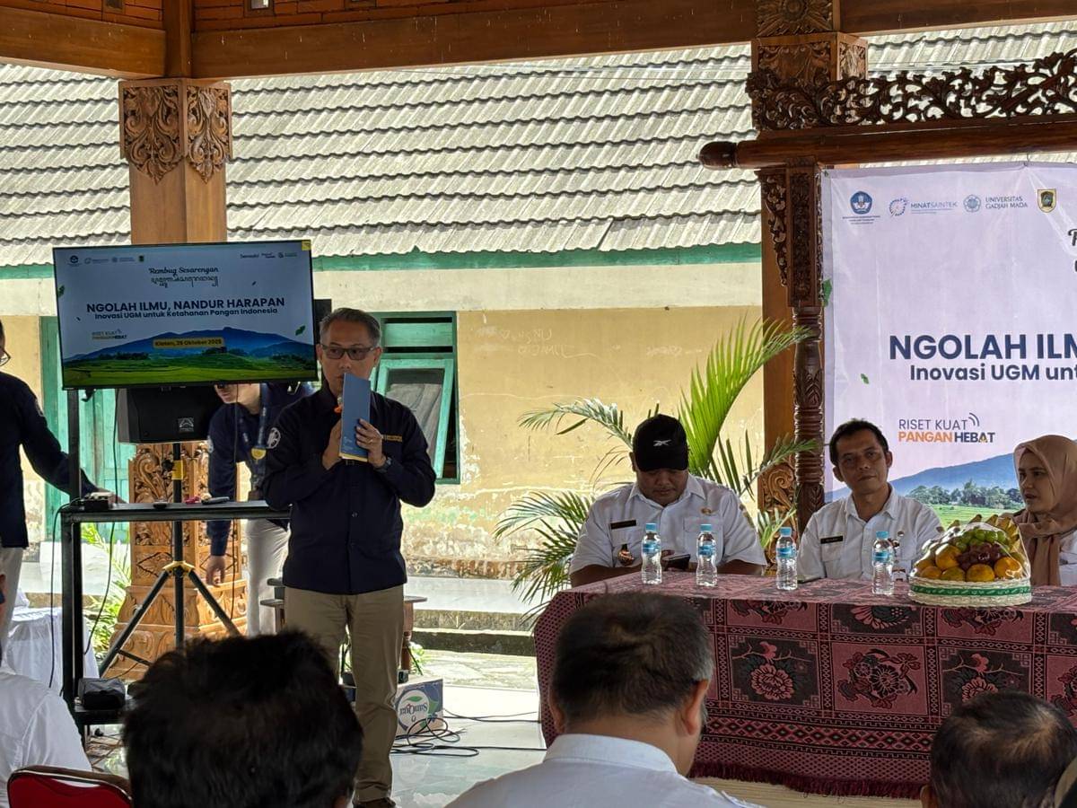 Sekretaris UGM, Andi Sandi di Kantor Kepala Desa Sekaran, Rabu (29/10/2025). (IDN Times/Herlambang Jati Kusumo)