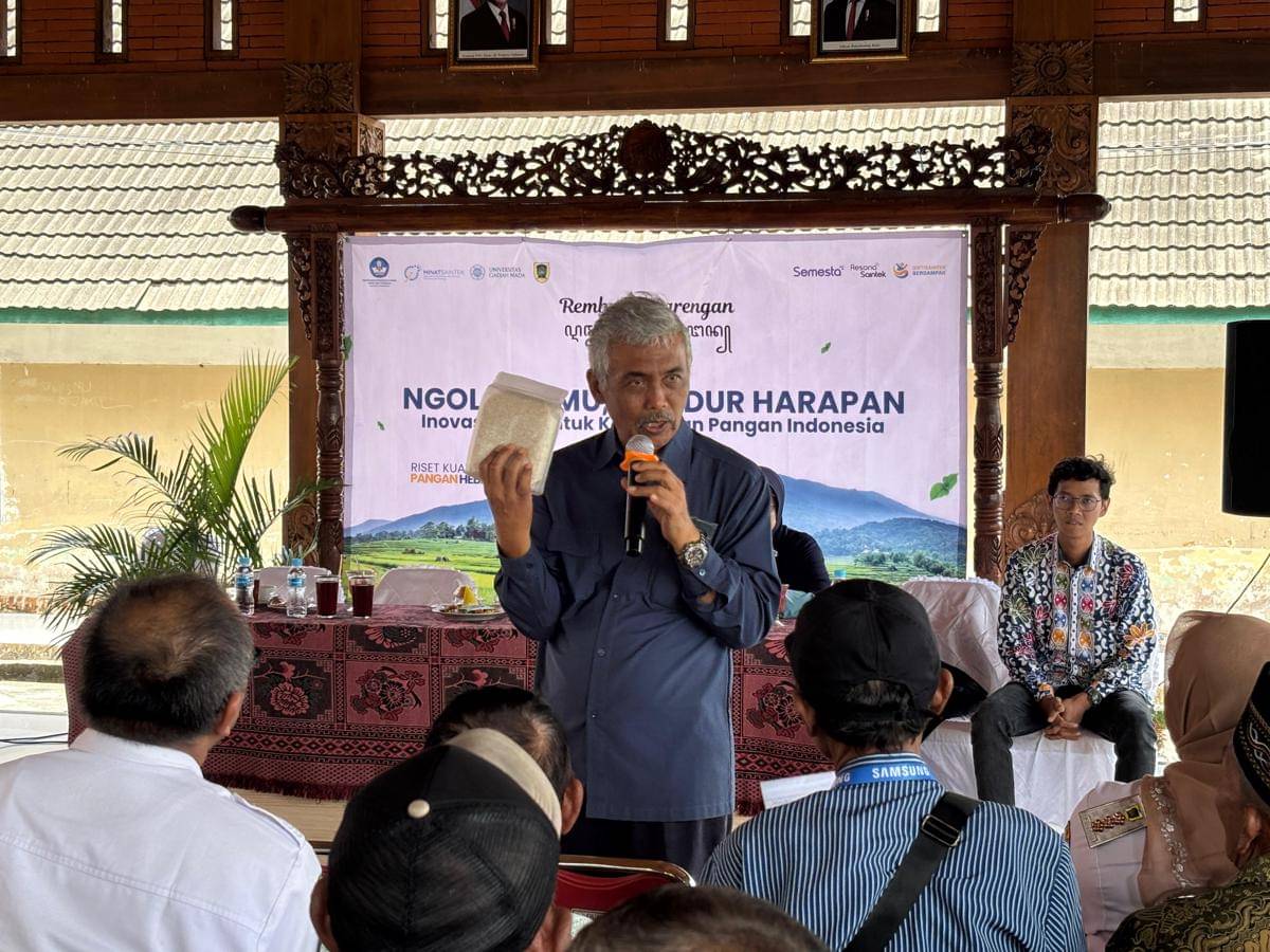 Penemu Gamagora 7, Prof. Taryono di Kantor Kepala Desa Sekaran, Rabu (29/10/2025). (IDN Times/Herlambang Jati Kusumo)