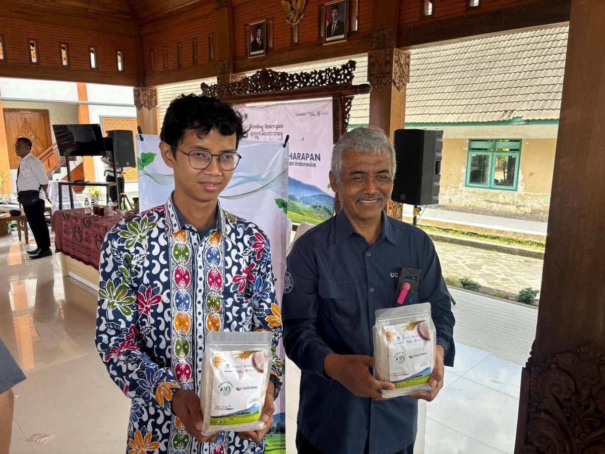 (ki-ka) Peneliti Gamagora 7, Andrianto Ansar dan Penemu Gamagora 7, Prof. Taryono di Kantor Kepala Desa Sekaran, Rabu (29/10/2025). (IDN Times/Herlambang Jati Kusumo)