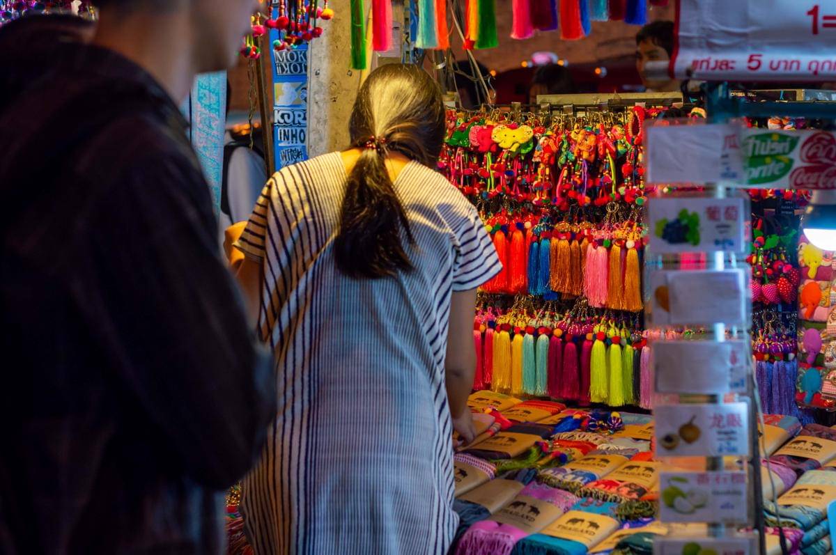 ilustrasi penjual suvenir di Chiang Mai