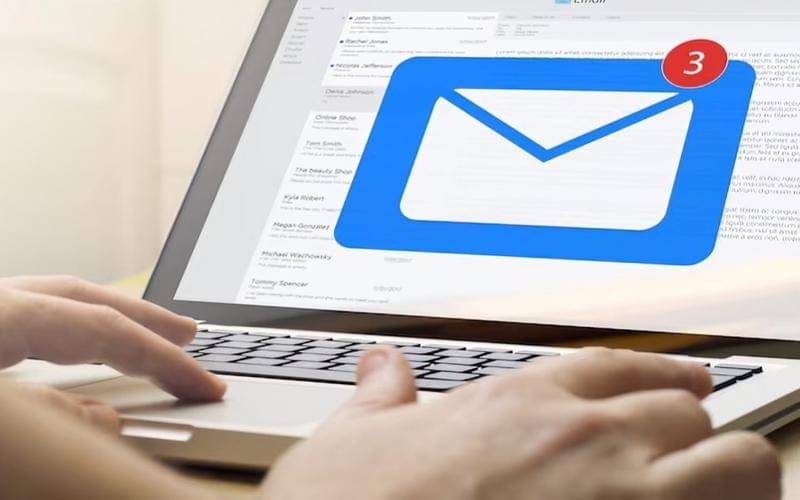 ilustrasi pekerja sedang mengelola email kantor