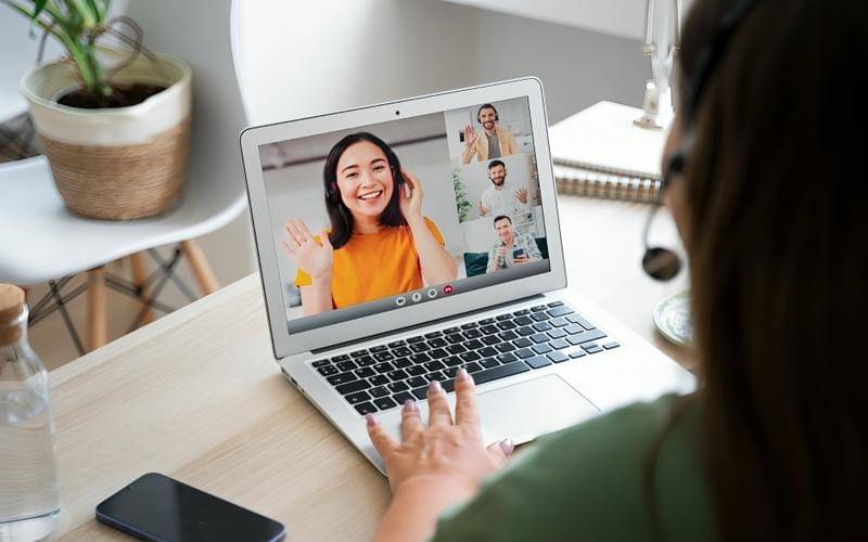 ilustrasi meeting online melalui Zoom