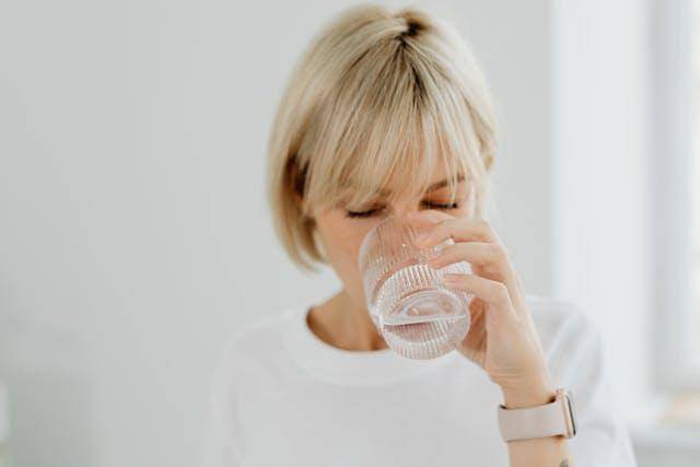 Ilustrasi minum air putih