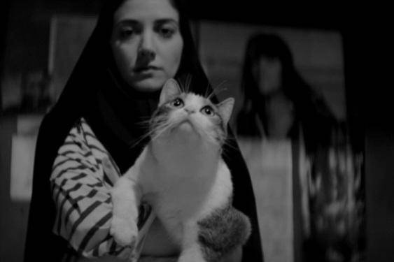 cuplikan adegan dalam film A Girl Walks Home Alone At Night (2014)