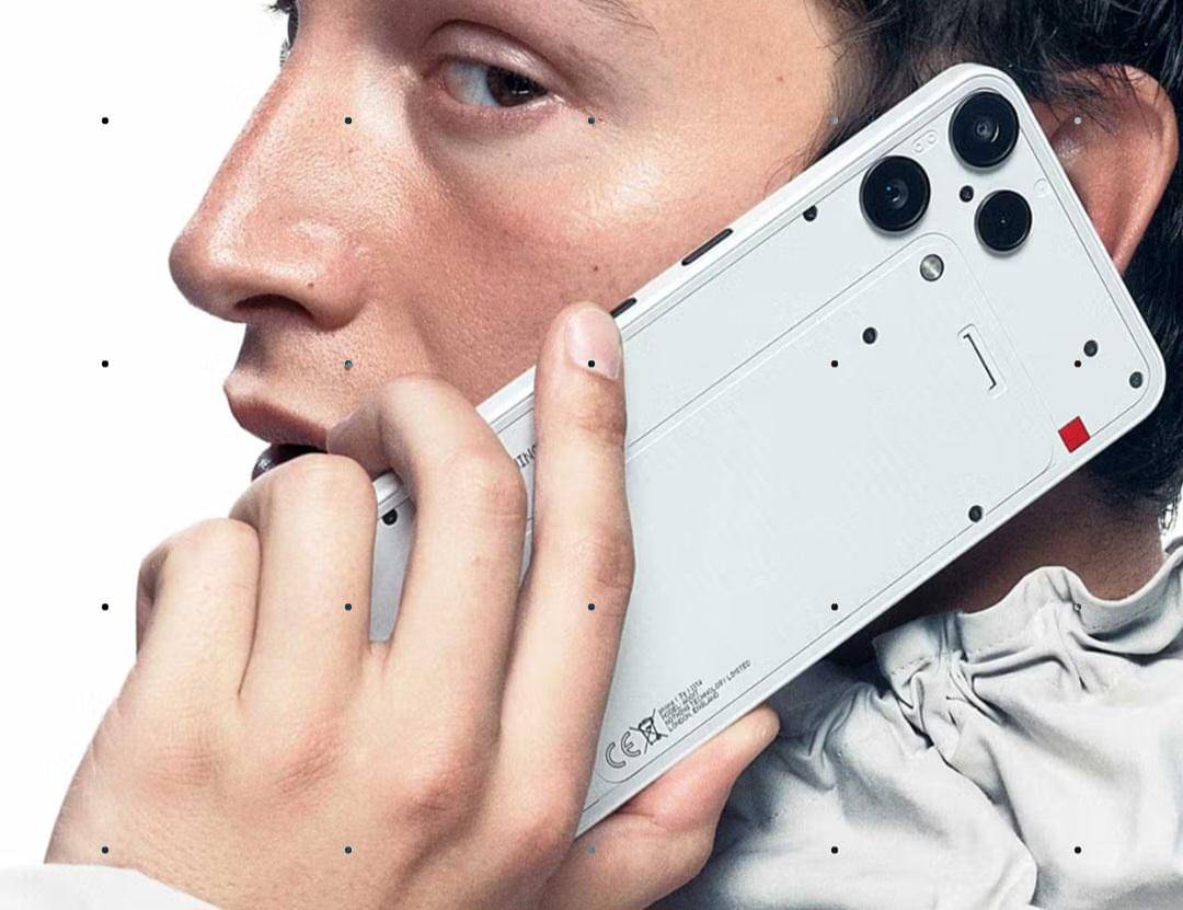 seseorang memegang Nothing Phone (3a) Lite warna putih