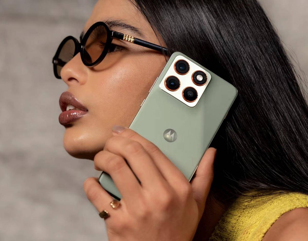 Seseorang memegang Motorola Moto Edge 70 warna gadget grey