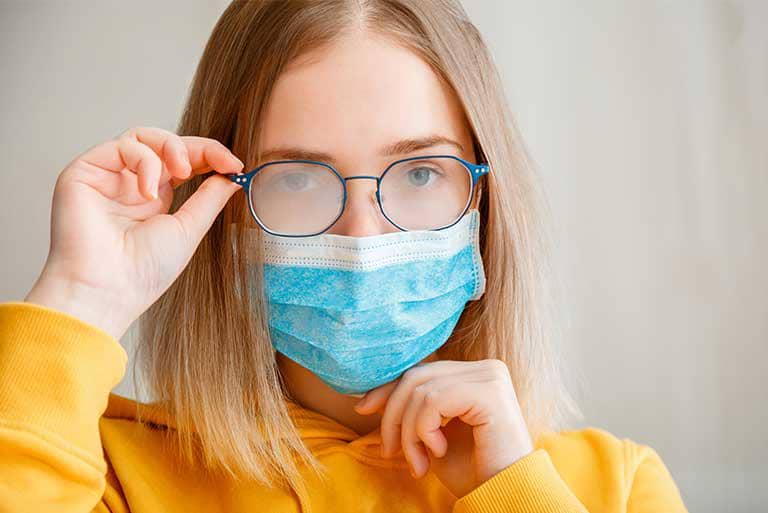 Ilustrasi kacamata berembun saat menggunakan masker