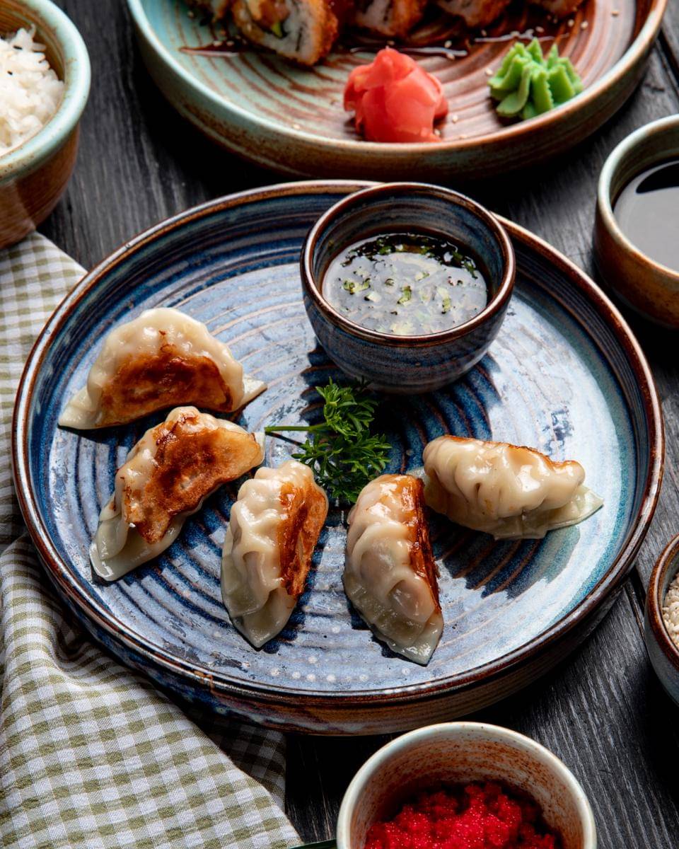 ilustrasi spicy kimchi gyoza dan saus pelengkap