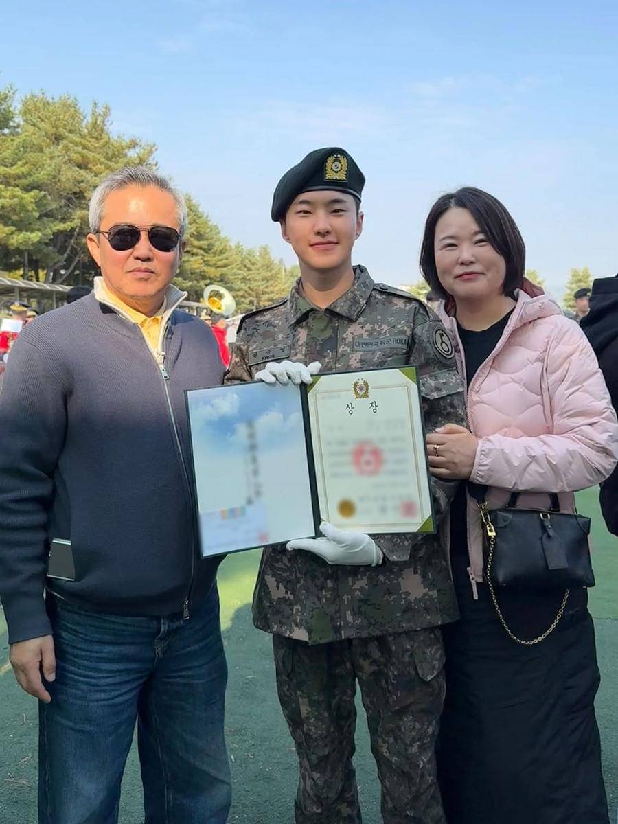 potret terbaru Hoshi SEVENTEEN pakai seragam militer