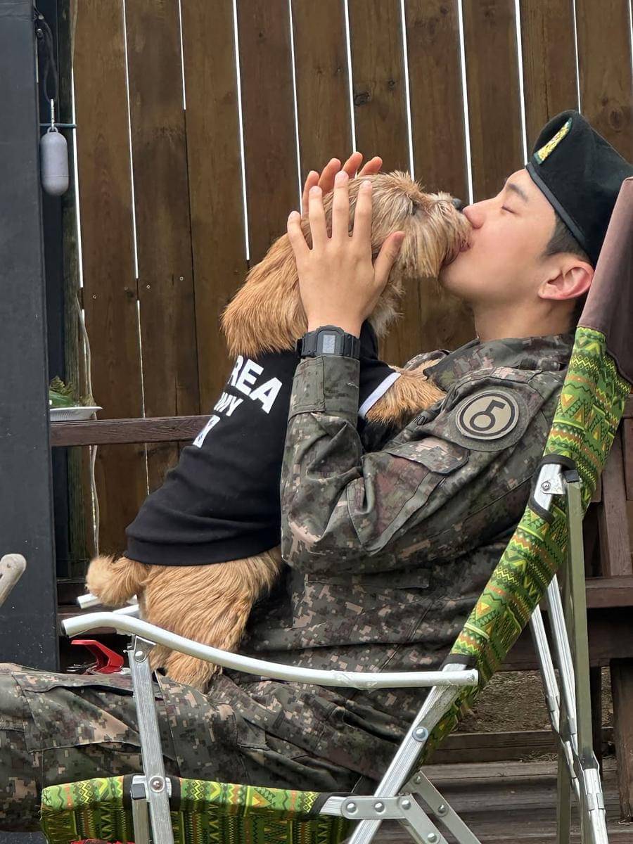 potret terbaru Hoshi SEVENTEEN pakai seragam militer