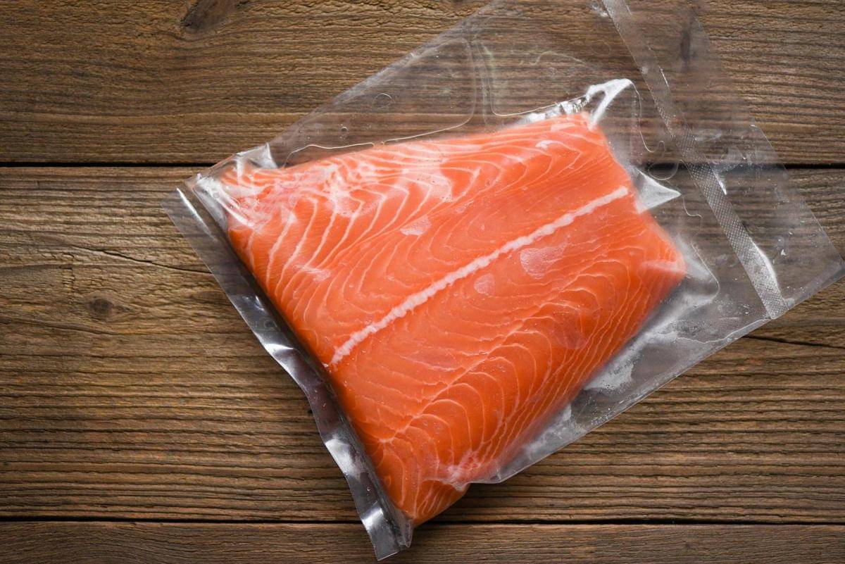 ilustrasi menyimpan salmon di dalam plastik vakum