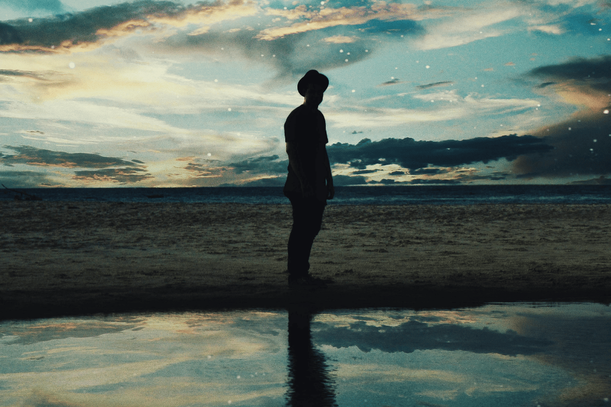 ilustrasi siluet pria berdiri 