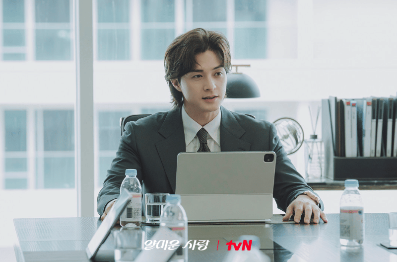 Kim Ji Hoon di drama Nice to Not Meet You