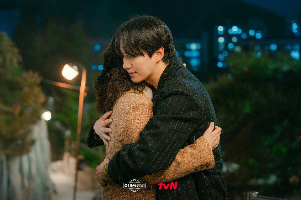 Kim Ji Young dan Lee Junho di Typhoon Family