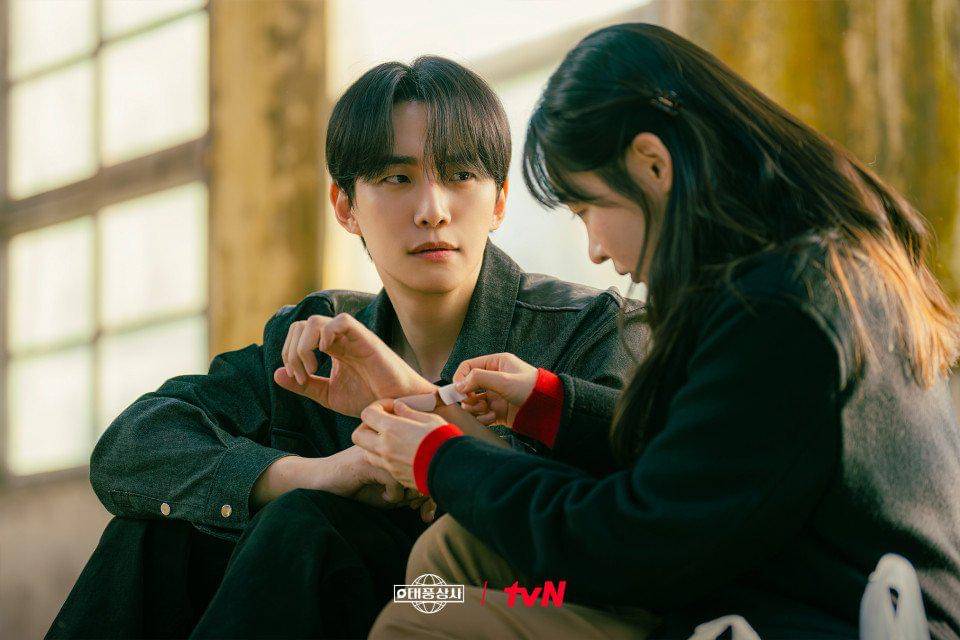 Lee Junho dan Kim Min Ha di Typhoon Family