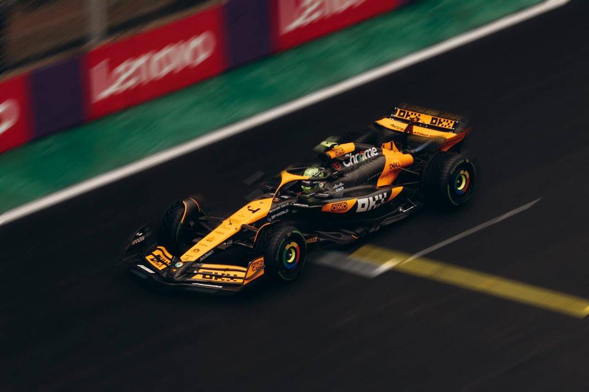 ilustrasi pembalap McLaren di Formula 1