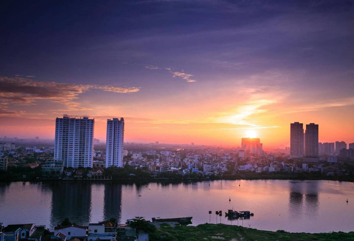 Pemandangan matahari terbenam di kota Hanoi