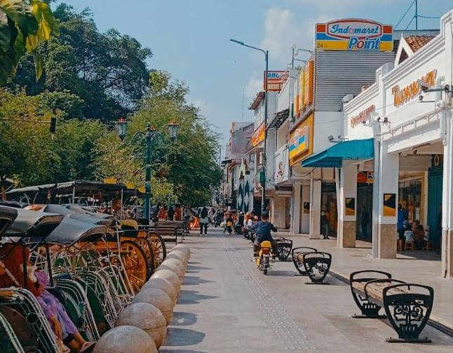 Suasana tengah hari di Malioboro