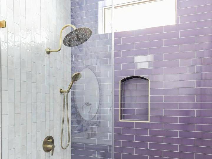 warna cat yang cocok untuk kamar mandi sempit