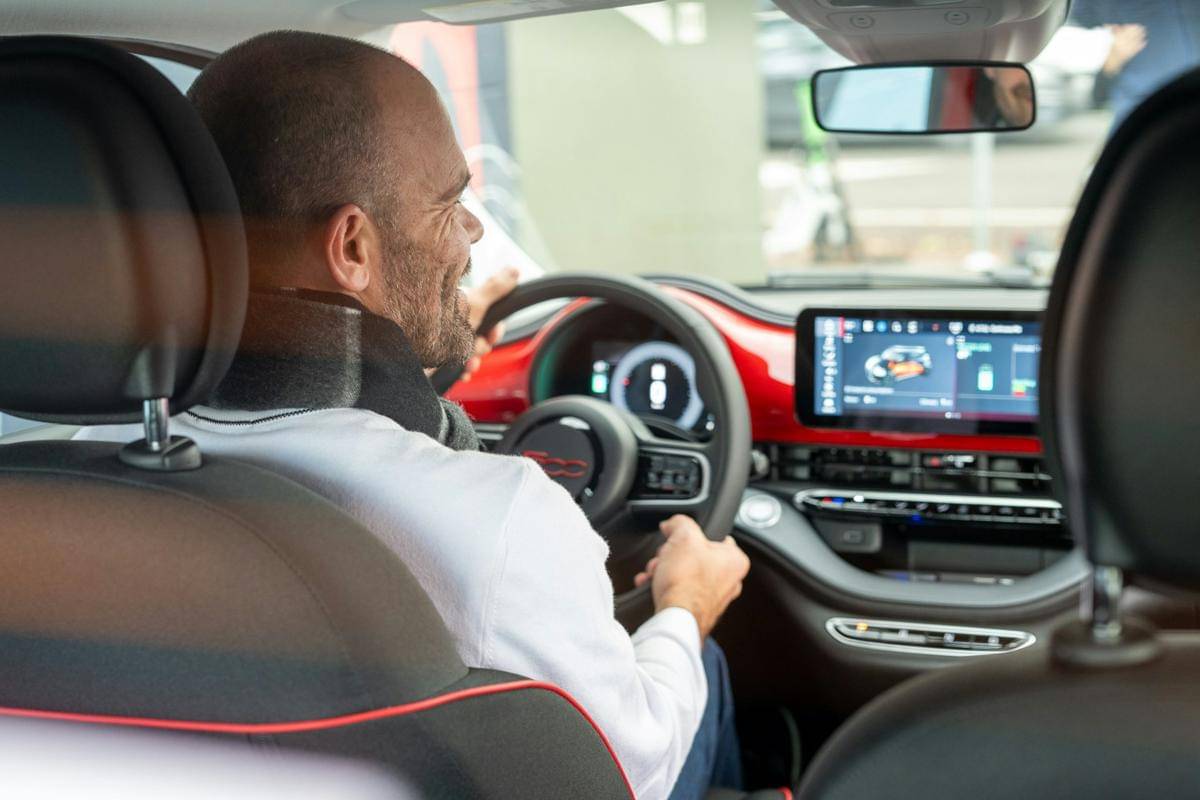 ilustrasi mengemudi mobil listrik