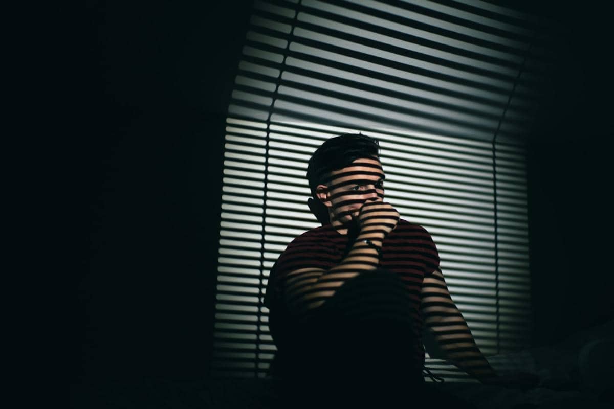 ilustrasi pria yang sedang merenung