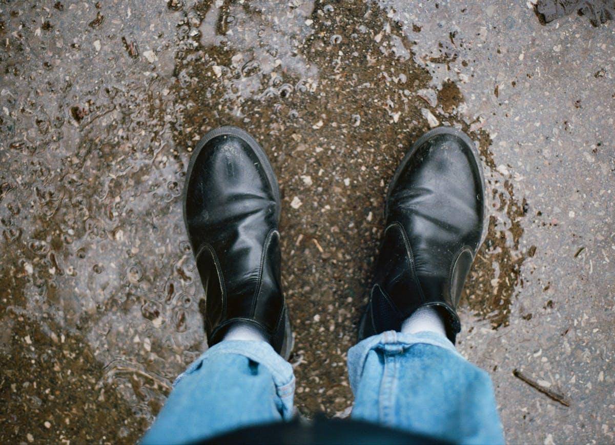 ilustrasi cara mencuci sepatu hitam agar tidak pudar