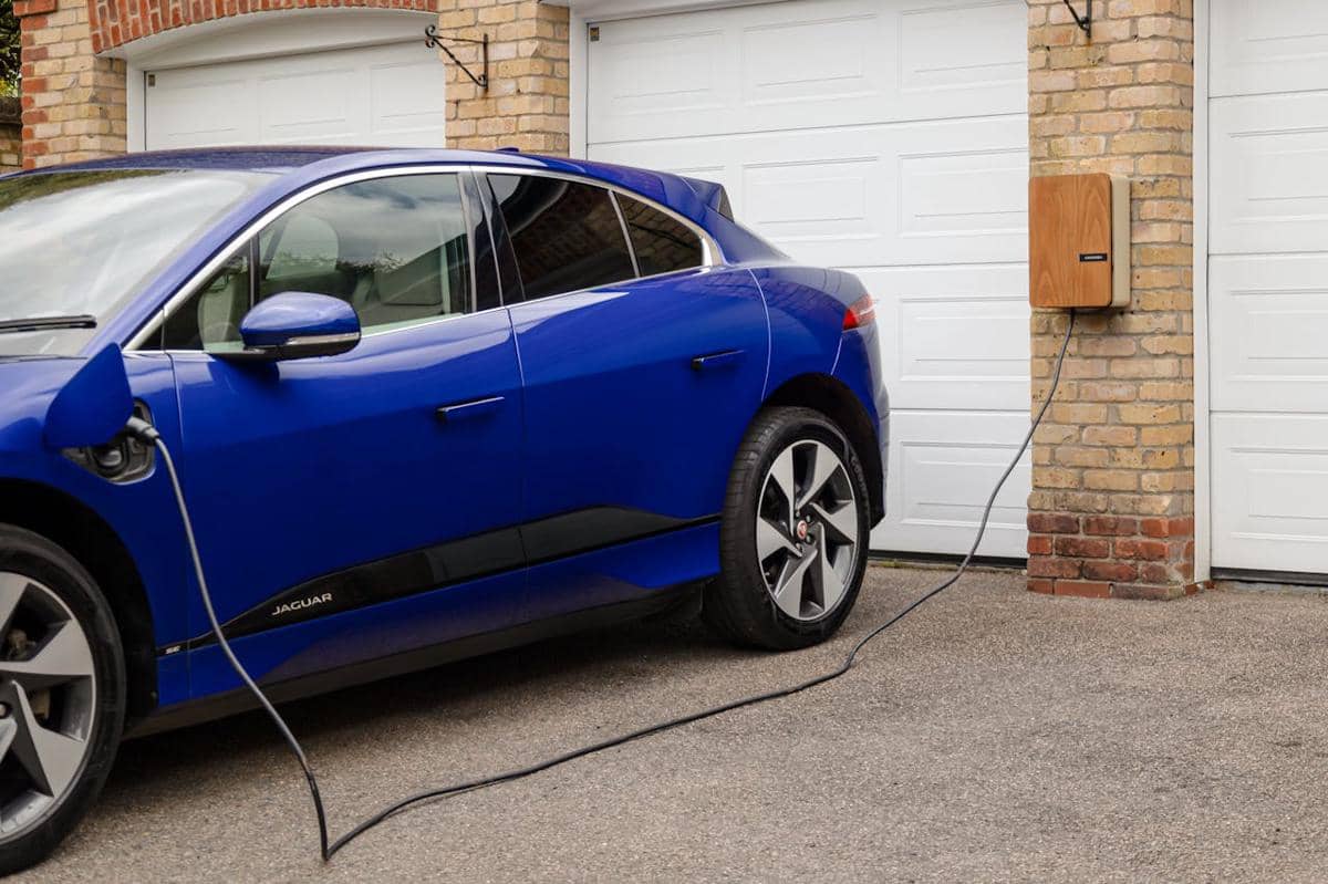 ilustrasi charging mobil listrik