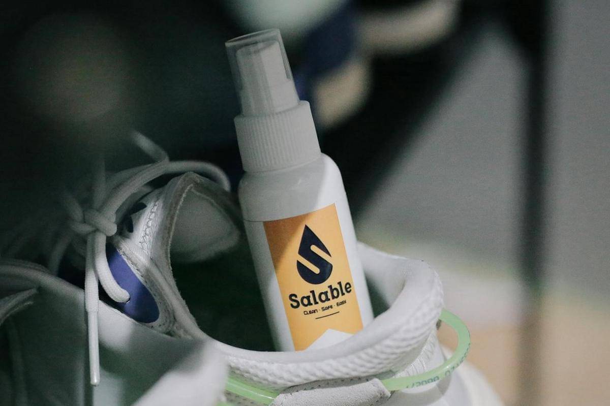 ilustrasi menggunakan conditioner spray 