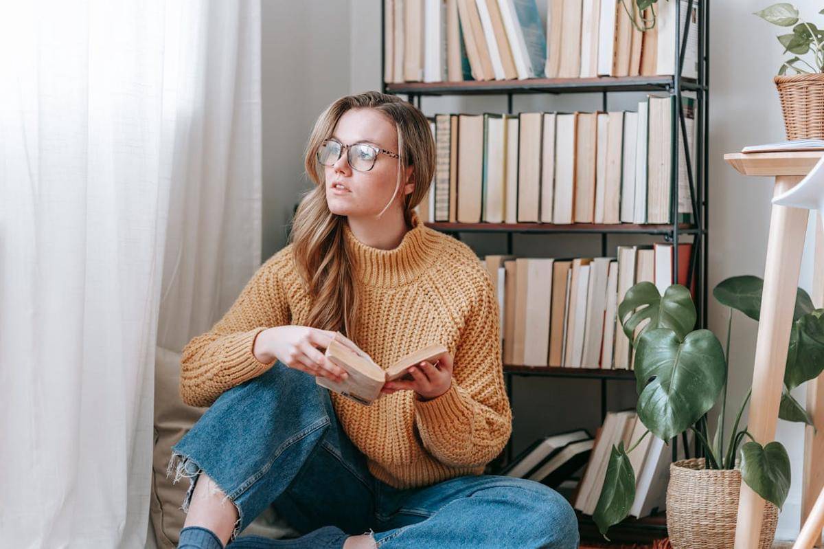 ilustrasi wanita sulit fokus ketika baca buku