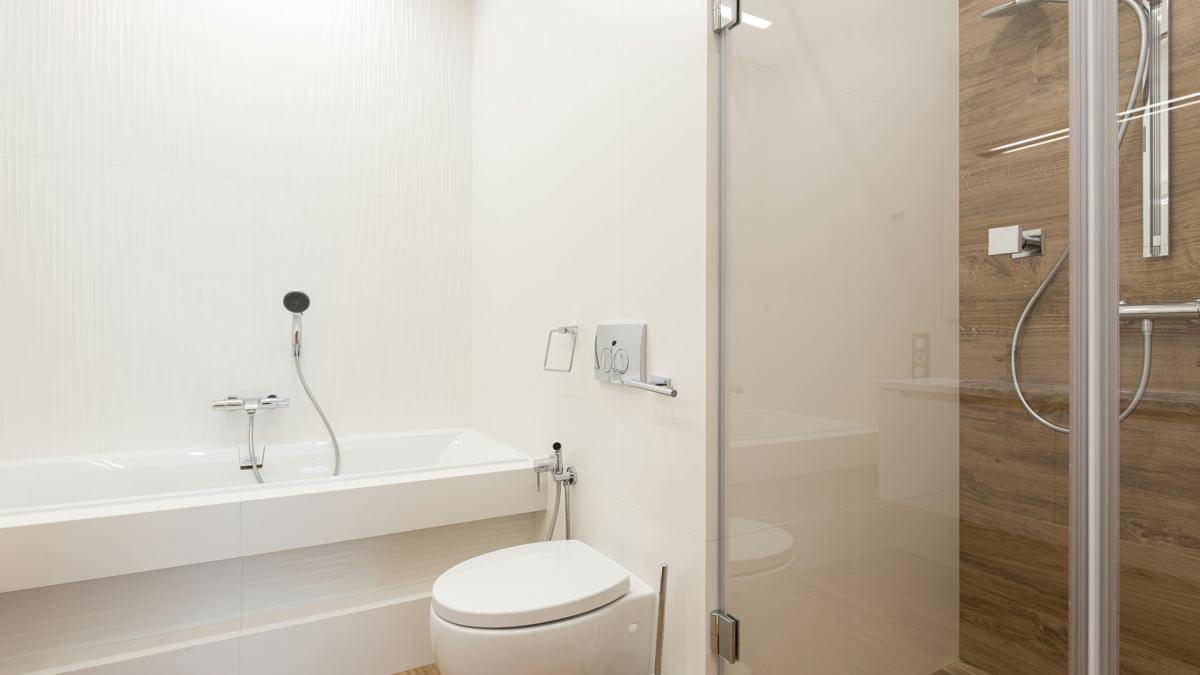 warna cat yang cocok untuk kamar mandi sempit