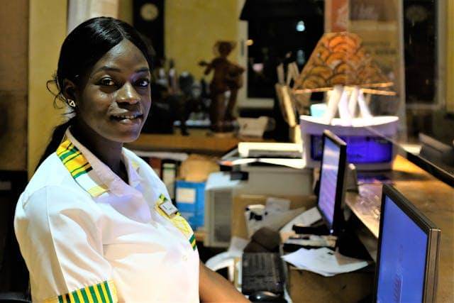 ilustrasi resepsionis hotel 