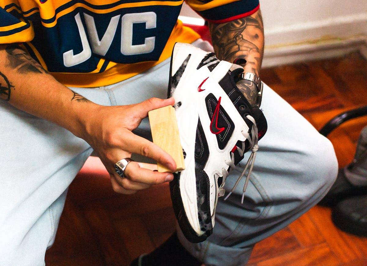 ilustrasi membersihkan sepatu dengan sikat halus 