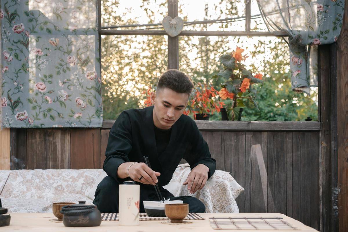 ilustrasi pria makan di tempat