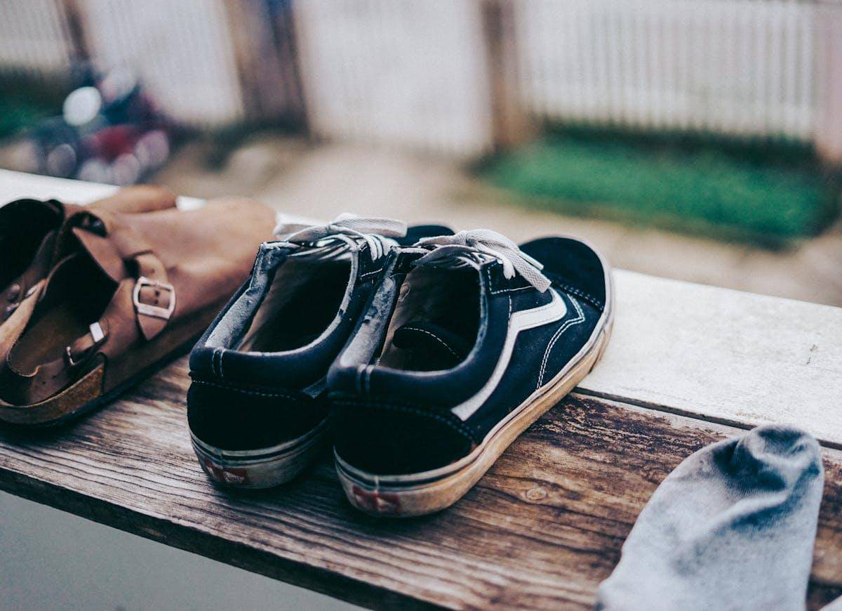 ilustrasi menjemur sepatu di balkon