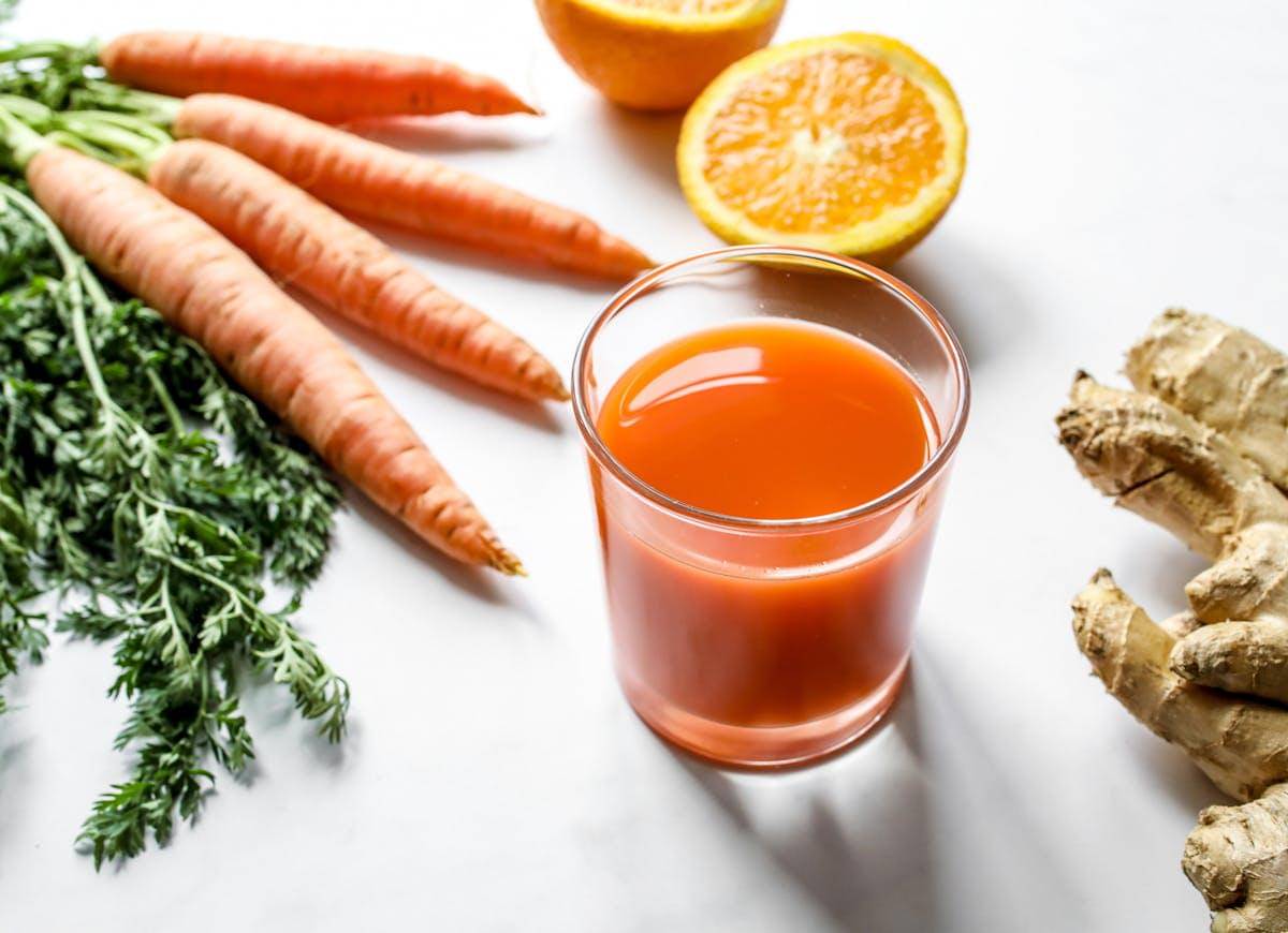 ilustrasi jus jeruk, wortel, dan kunyit