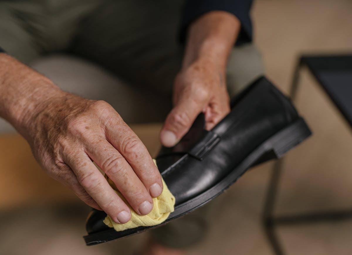 ilustrasi cara mencuci sepatu hitam agar tidak pudar 