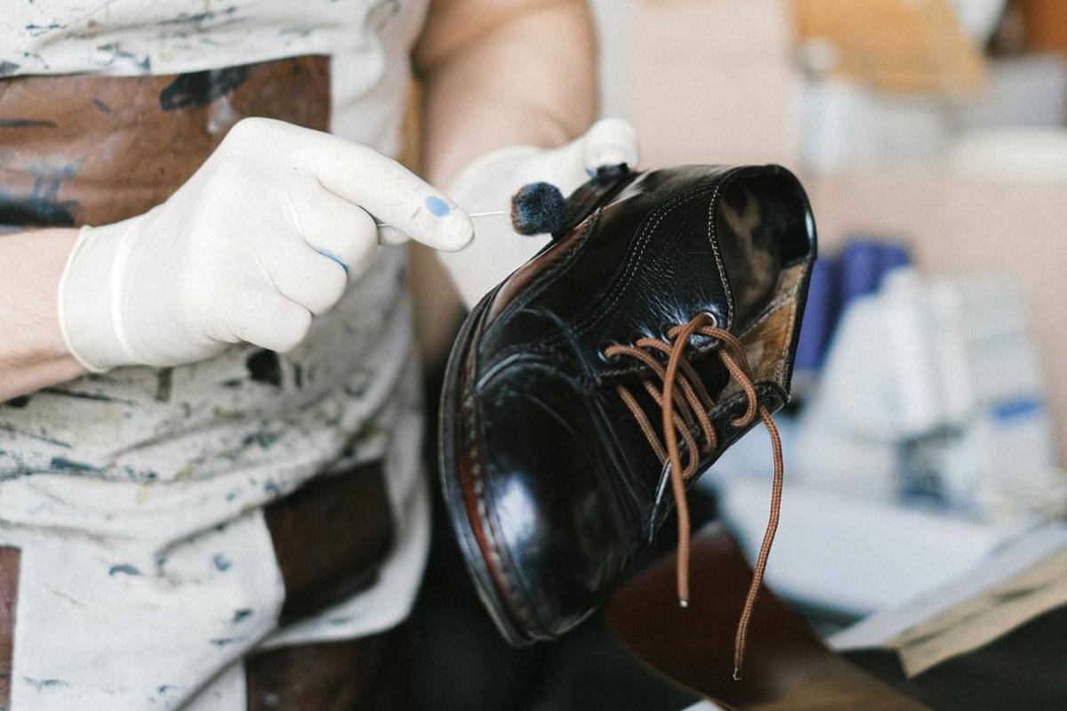 ilustrasi cara mencuci sepatu hitam agar tidak pudar