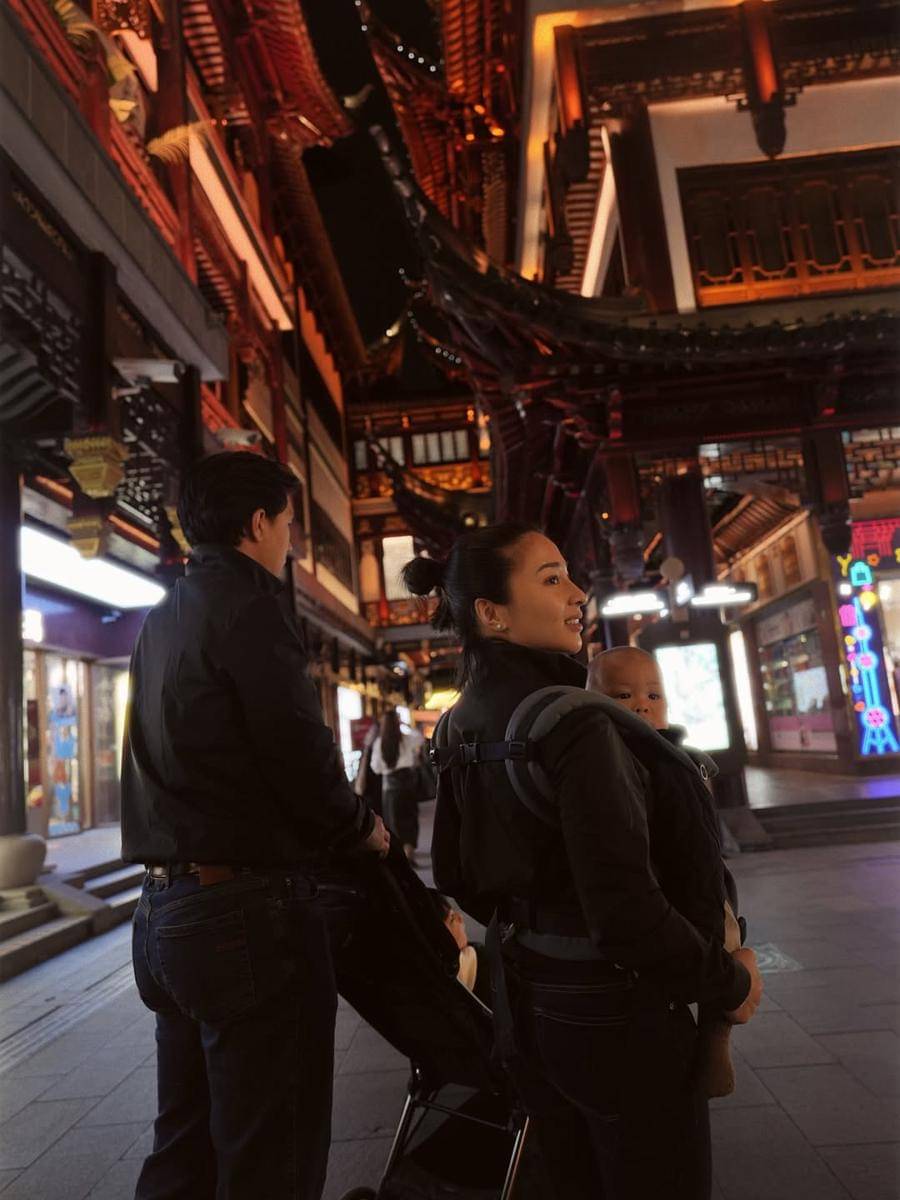 Keluarga Nikita Willy jalan-jalan di Shanghai