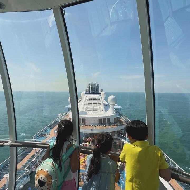 keluarga Nina Zatulini naik kapal pesiar