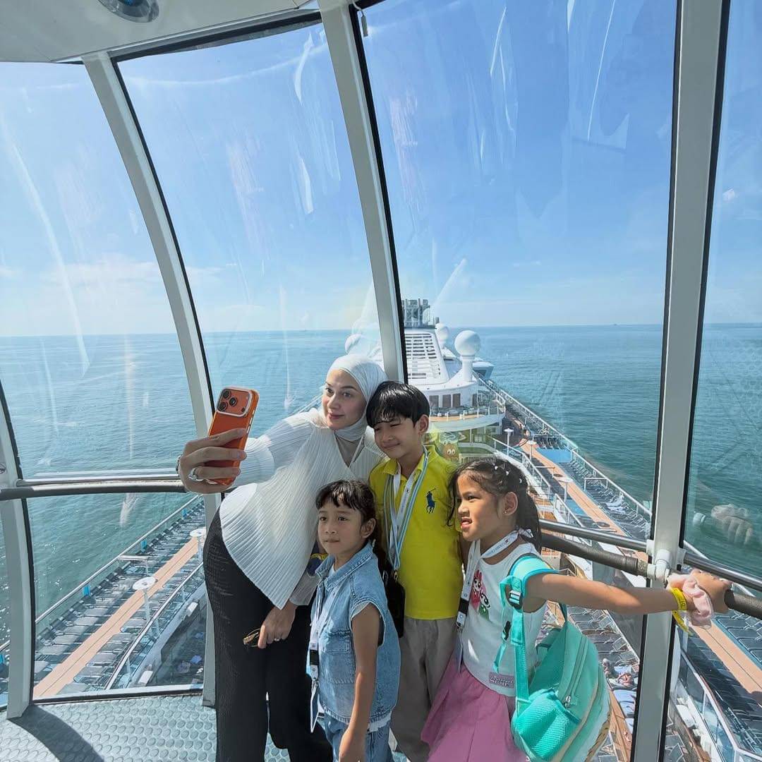 keluarga Nina Zatulini naik kapal pesiar