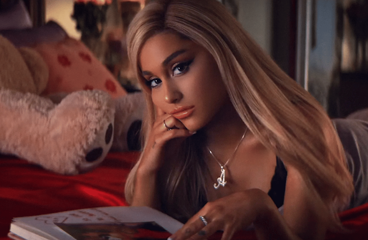 Ariana Grande dalam musik video "thank u, next"