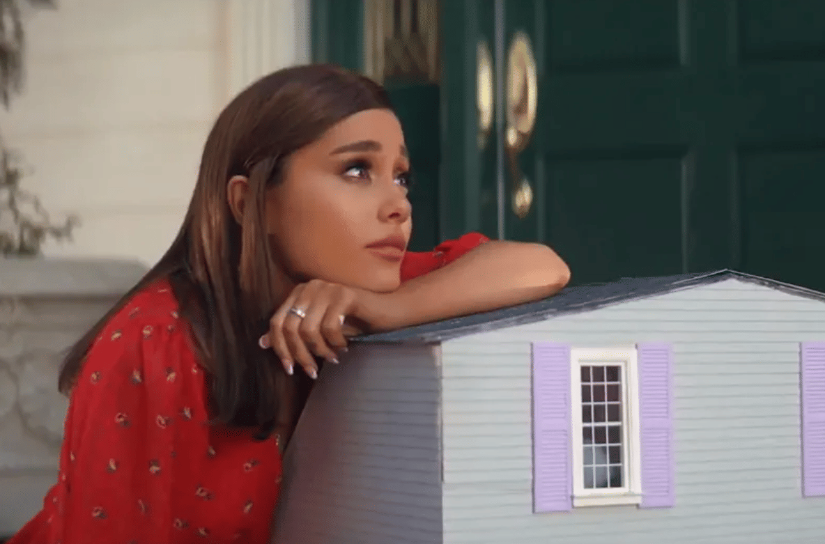 Ariana Grande dalam musik video "thank u, next"