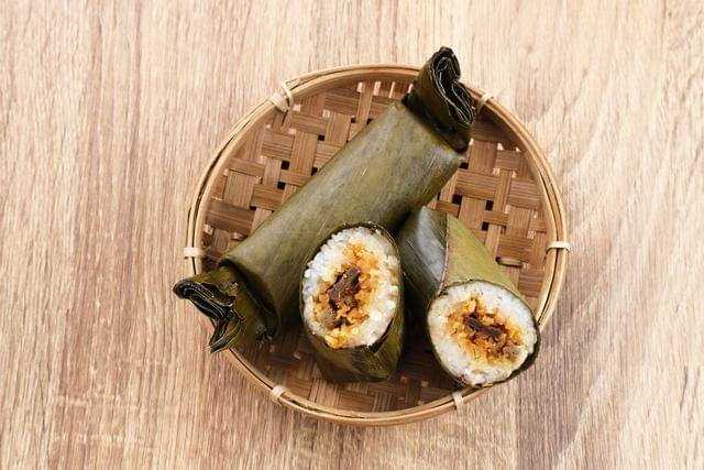 ilustrasi buras oncom pedas