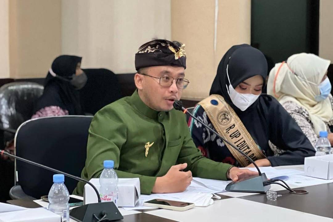 Reza selaku perwakilan Yayasan Abhiyya Parama Mavendra dan Duta Pariwisata Indonesia saat berdiskusi dengan Wakil Bupati Berau membahas peluang kolaborasi untuk pengembangan sektor pariwisata daerah